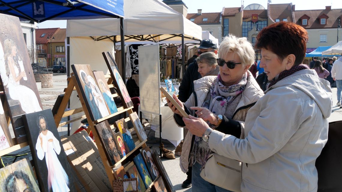 Wielkanocny jarmark na Starym Rynku – Łomża znów tętni życiem - [VIDEO]