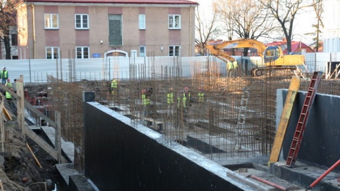 Wmurowanie kamienia węgielnego pod salę sportową II LO Wmurowanie kamienia węgielnego pod salę sportową II LO