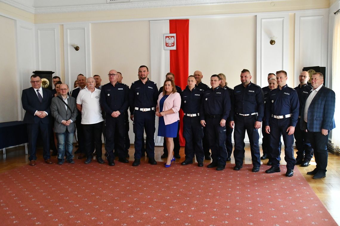 Wyróżnienia dla najlepszych policjantów ruchu drogowego. Łomżyński policjant na podium