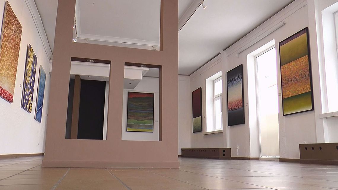 Wystawa malarstwa Wielowiejskiego, Bielskiego i Kośmieji w Galerii Ostrołęka [VIDEO]