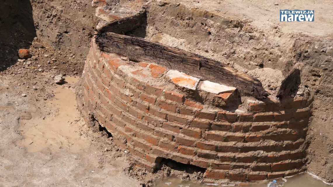 XIX wieczna studnia, kamienne fundamenty, drewniana podłoga z okresu średniowiecza. To najnowsze odkrycia archeologiczne na Starym Rynku w Łomży [VIDEO] 