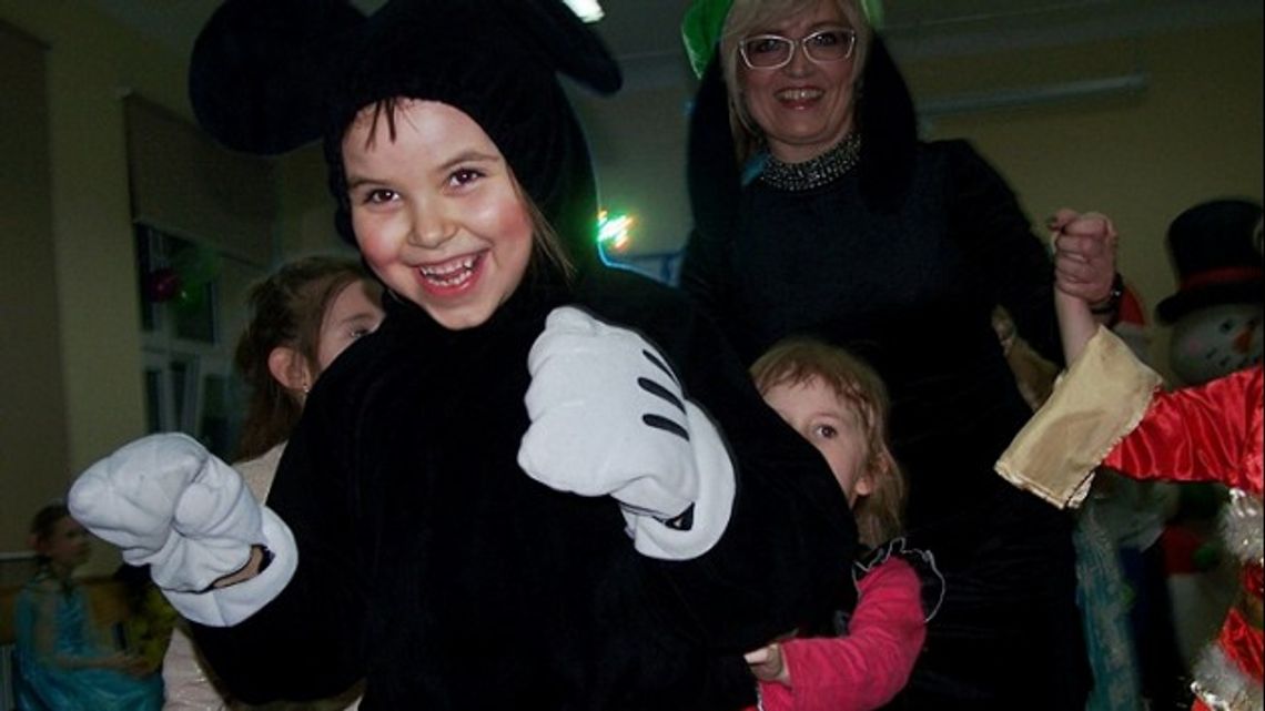 &quot;Zabawy nadszedł czas&quot; - choinka szkolna w SP2 w Łomży FOTO