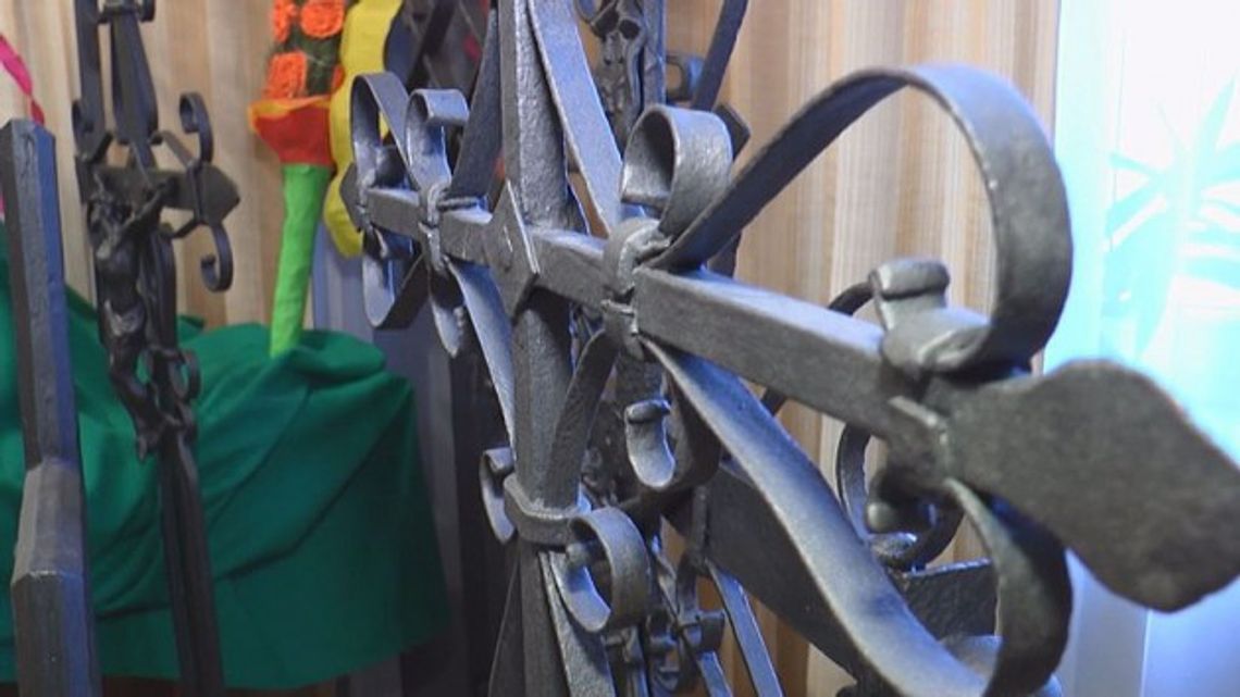 Zabytkowe krzyże z łomżyńskiego cmentarza - VIDEO