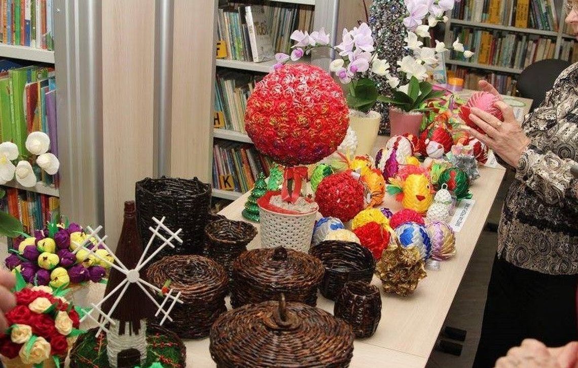 Zambrowski Klub Rękodzieła Artystycznego ROBÓTKI POD BIBLIOTEKĄ obchodzi 2. urodziny 