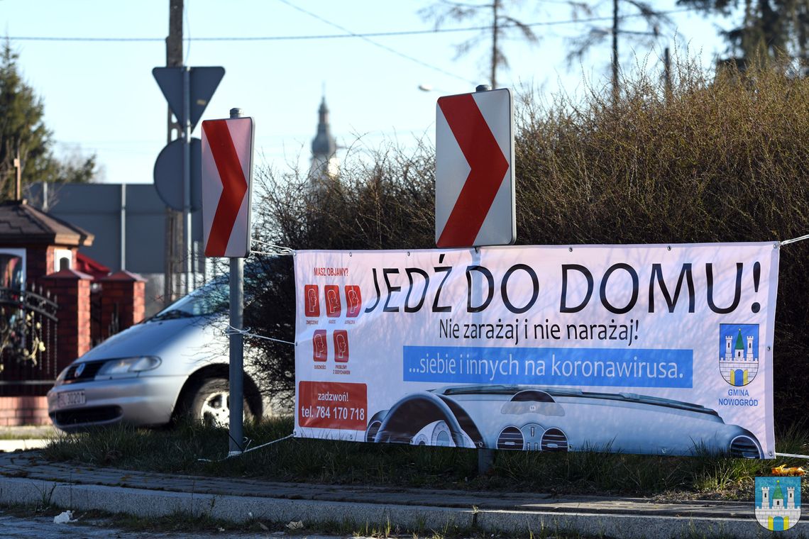 "Zostań w domu! Nie zarażaj i nie narażaj! ...siebie i innych na koronawirusa" - ciekawe banery w gminie Nowogród
