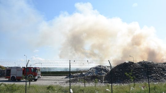 Pożar na składowisku odpadów w Czartorii