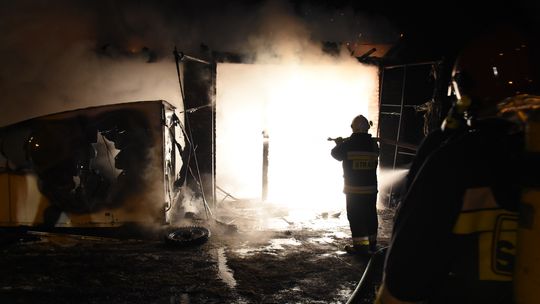 Pożar - spłonął ciągnik, samochody ocalały
