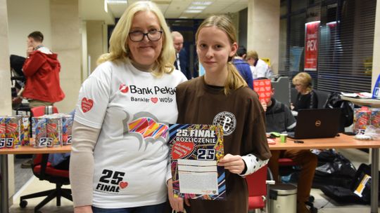Agata Domańska (po prawej), najlepsza wolontariusza łomżyńskiego sztabu, zebrała 4391,04 zł